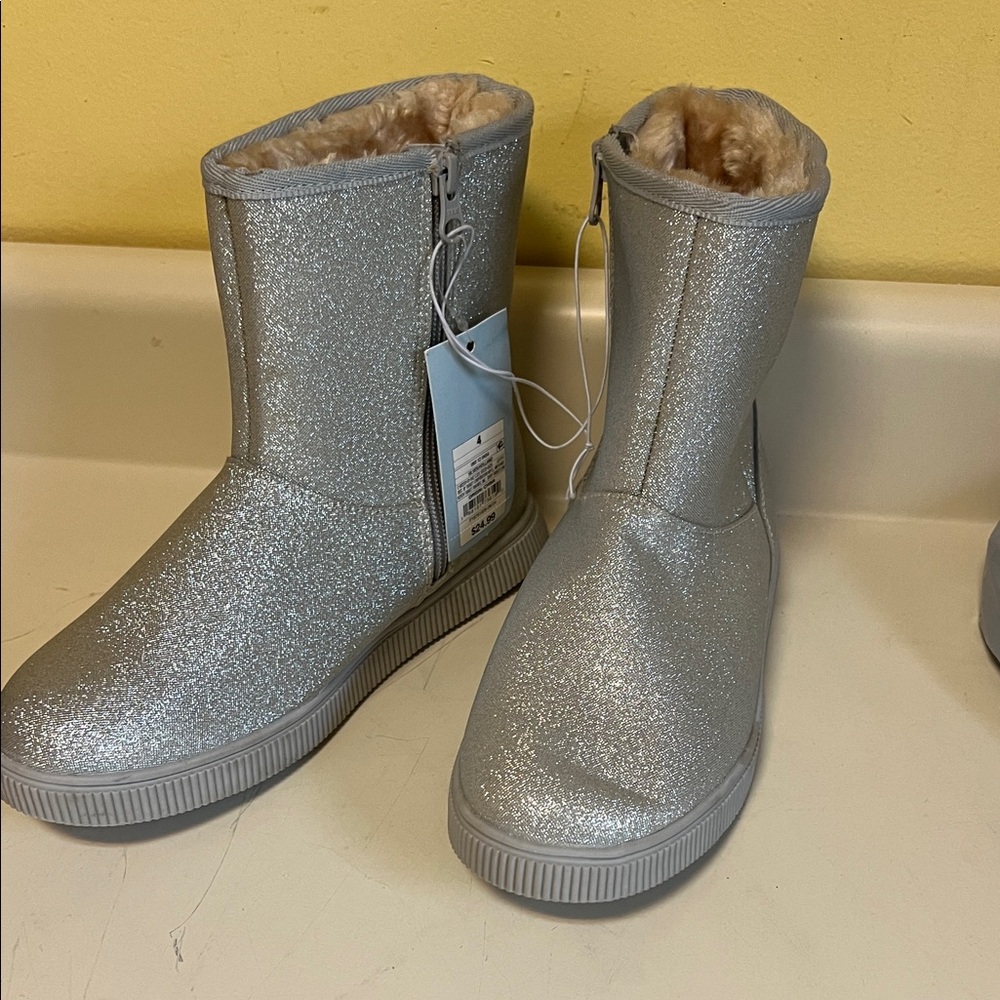 Cat & Jack Size 4 Glittery Silver Kids Boots W/ Fur LiningBoots